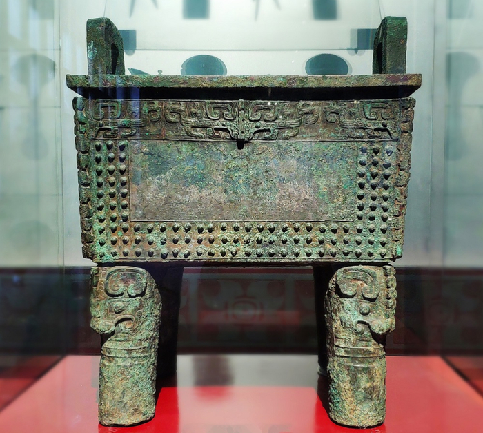 这是殷墟博物馆馆藏体型最大的一件青铜器,鼎的内壁一侧刻有铭文"司母