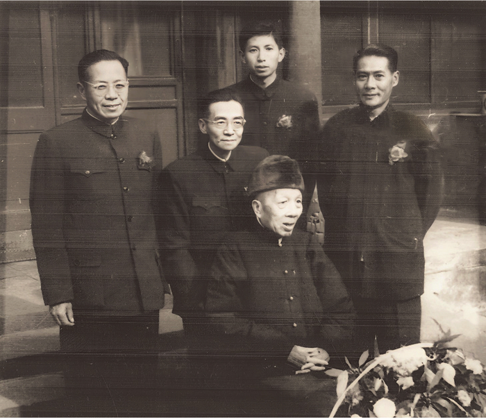 1961年12月7日，朱桂老九十大寿时合影：后排左起：王世襄、梁思成、张允冲、朱文榘