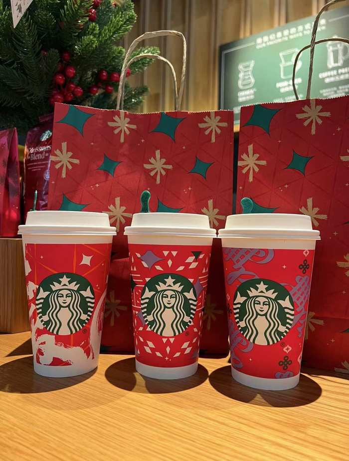 星巴克2023年中国内地限定红杯 图片来源：小红书@是又又鸭～