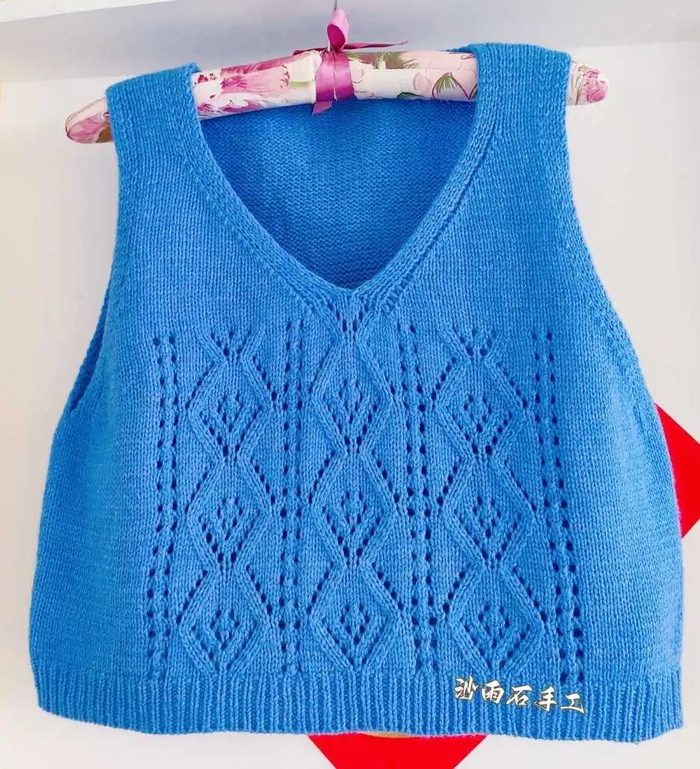 密度9号针,10cm=22针织法:后片:用钩针钩59个辫子,9号针用别线织3行