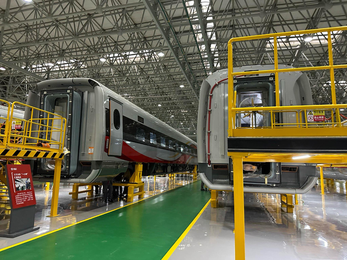 正在制造中的复兴号智能动车组。 路炳阳/摄影