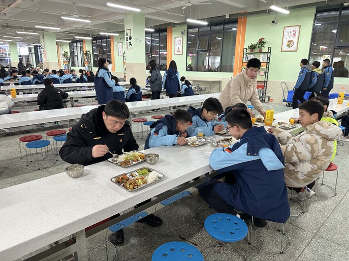 护航开学食品安全,监管人员与孩子们校园食堂共进午餐
