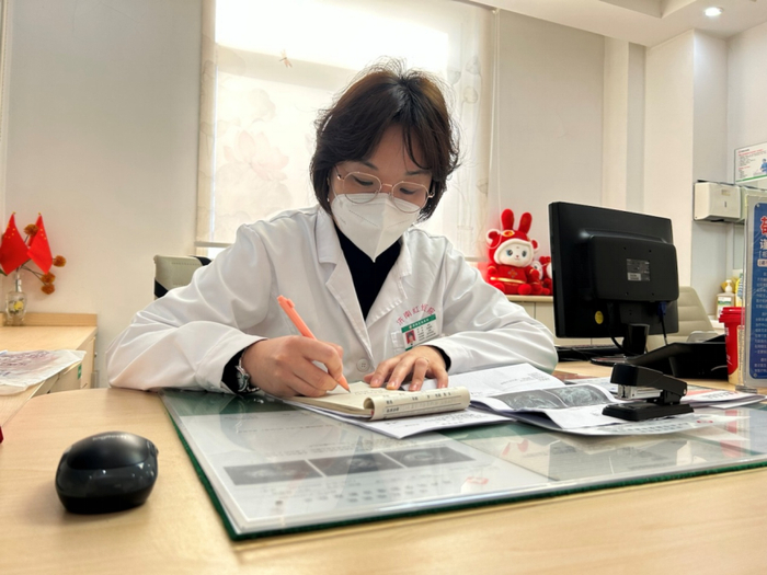 济南本地的杜女士3年前通过济南红绘医院张乐主任的治疗,如愿怀孕并生