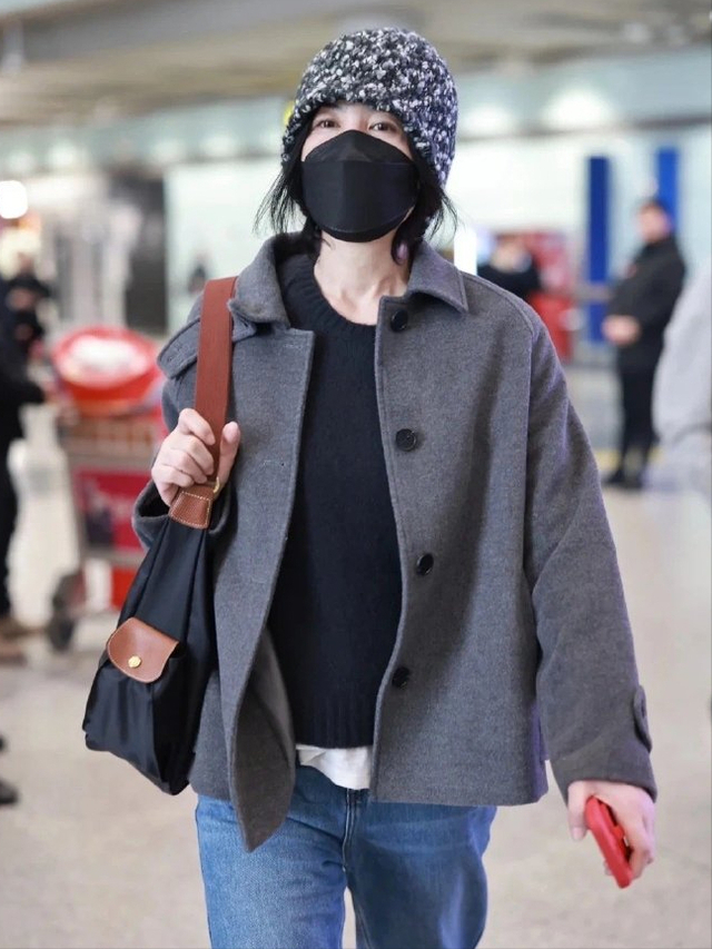 也是王菲的厉害之处~被王菲昨天的街拍种草了这种单肩的hobo复古包,云