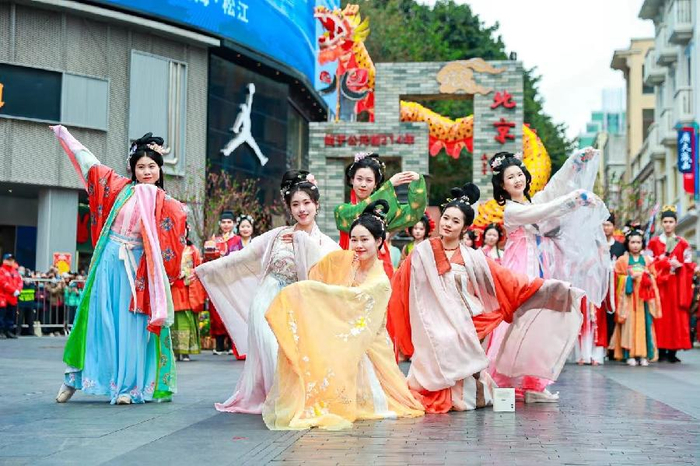 广府庙会民俗巡游的霓裳锦秀队,由身穿汉民族传统服饰的广汉会同袍
