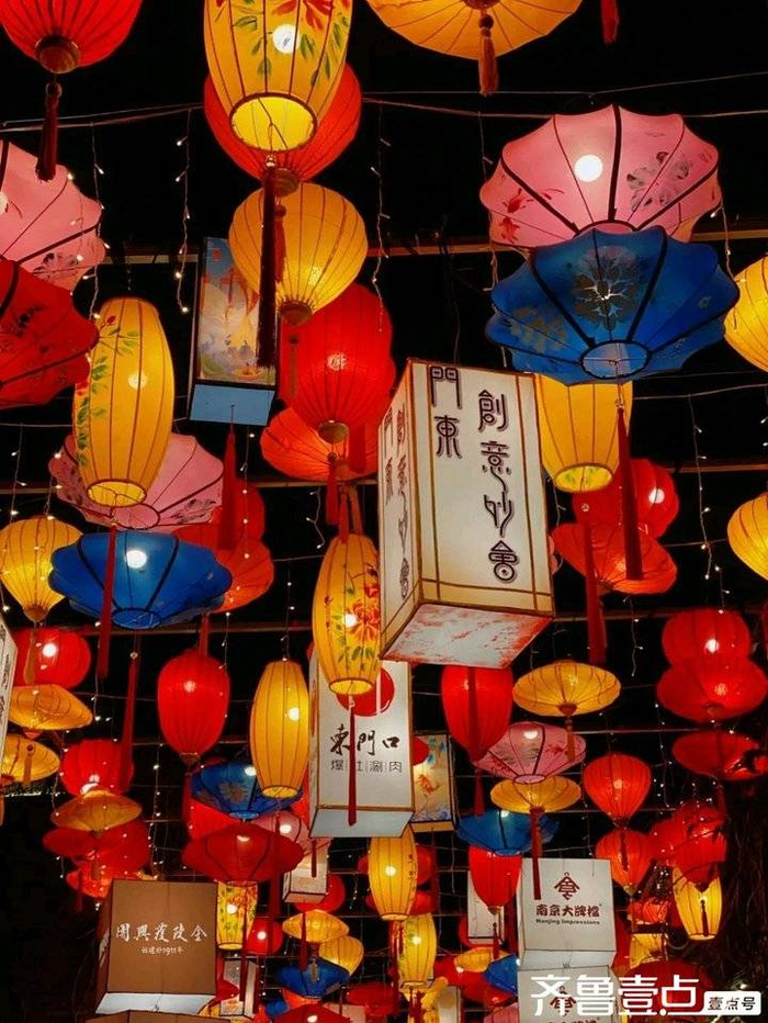 画卷中有围在昏暗的煤油灯下忙碌的一家人,有在明亮电灯下的张张笑脸