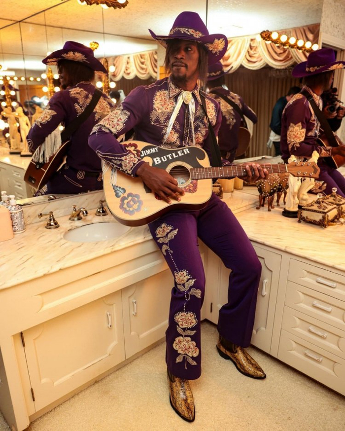 杀马特再现!巴特勒晒mv拍摄花絮:大家想看emo版的吉米回归吗?