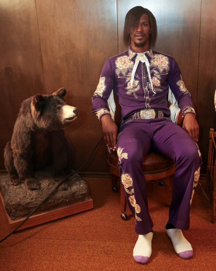 杀马特再现!巴特勒晒mv拍摄花絮:大家想看emo版的吉米回归吗?