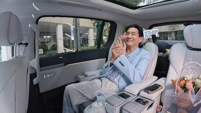 穿梭在香港繁华街头的保姆车,不仅是tvb港星们的移动之家……|保姆车