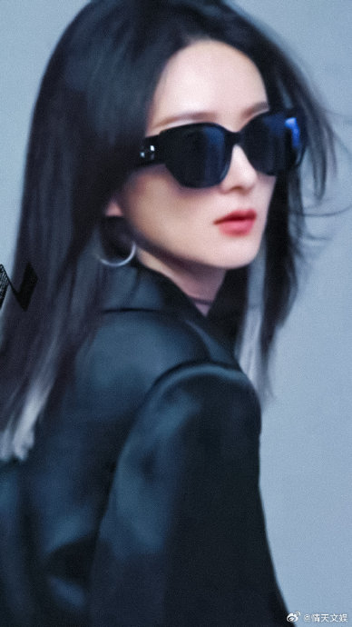赵丽颖丨银白挑染 墨镜配皮衣 老公姐你也太酷了
