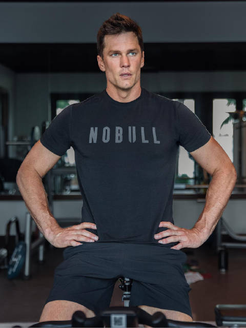 来看看前nfl巨星汤姆布雷迪的退役生活