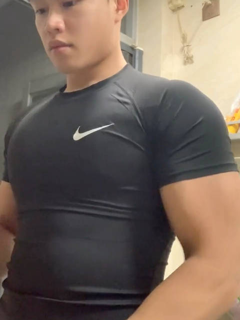 有点结实壮壮的男大