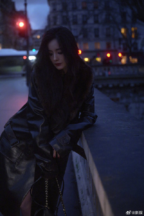 杨幂最新时尚大片96,黑色机车风大衣77微卷大波浪……|杨幂_新浪