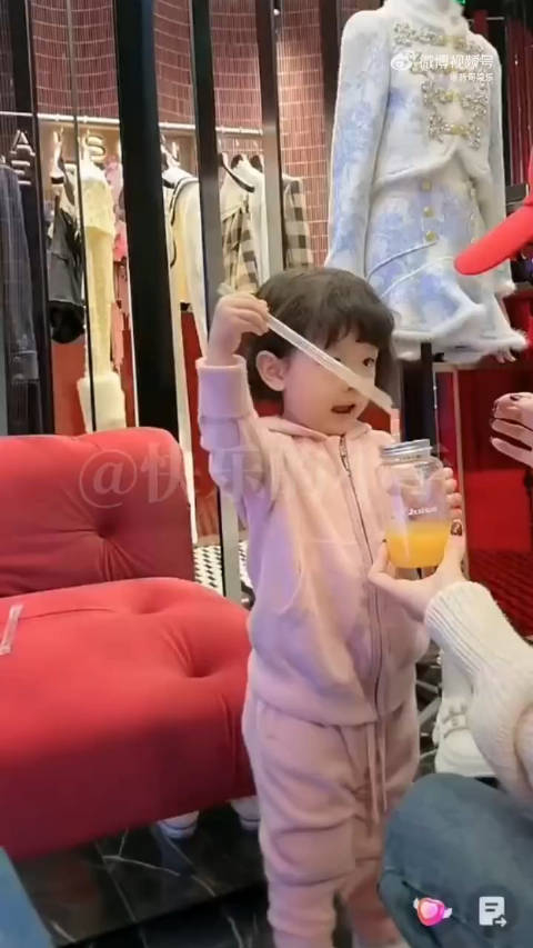 可爱的小石榴给爸爸妈妈牌牌琦小伊伊分享自己的饮料