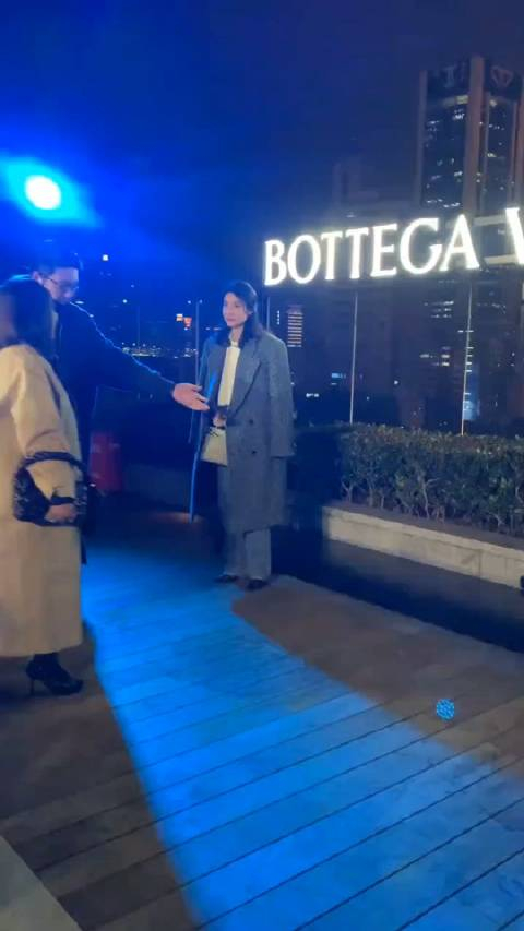 郭晶晶现身上海出席活动,晶姐一副国泰民安的模样,真