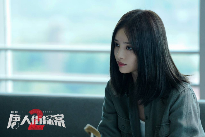 沿袭网剧《唐人街探案1》的脚步,张艺上饰演的女警萨莎在形象和人物