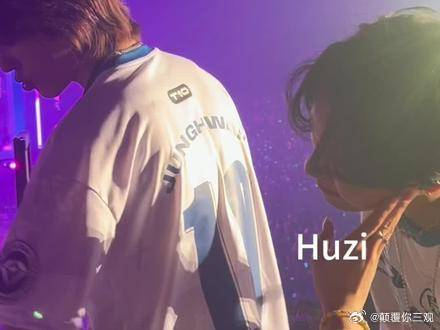 本来想跟他比心结果他把脸送上来了