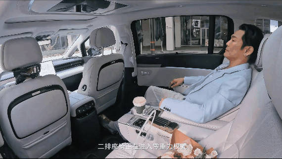 在香港繁华的街头,时常能看到醒目的保姆车穿梭其中……|保姆车|穿梭