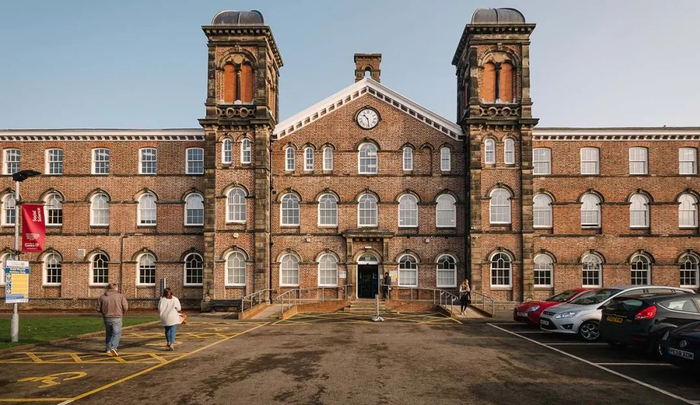 哥比亚大学(university of cumbria),或称坎布里亚大学,是在2007年由