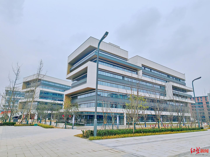 开学了中国民航飞行学院天府校区迎来首批学子