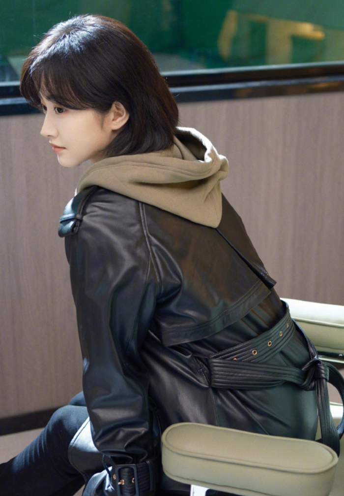 一头短发干练迷人,单身生活过得充实|景甜_新浪新闻