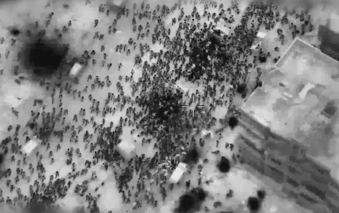 ▲视频截图：当地时间2024年2月29日，加沙城，以色列军队被指在一处援助物资领取点向人群开火。图/IC photo