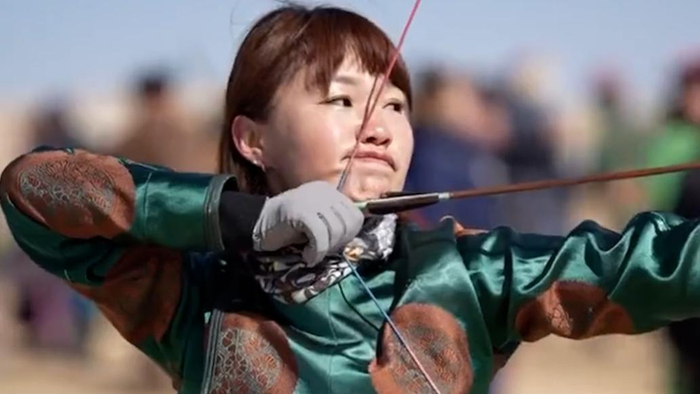 内蒙古女射箭手眼神秒变犀利
