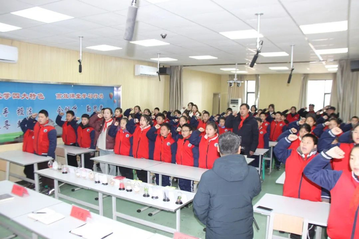 2月29日,保康县公安局禁毒大队民警走进熊绎中学开展"开学第一课"