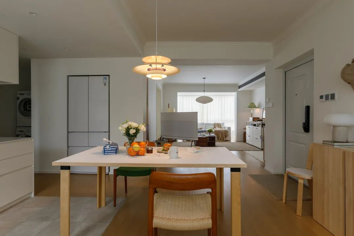 设计师  印良不但把大家电和杂物都"藏"在了这里,还在靠近客厅和玄关