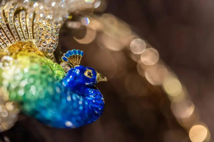 孔雀在印度被奉为神鸟,订购这件稀世珍宝的人是印度的卡普塔拉大君贾