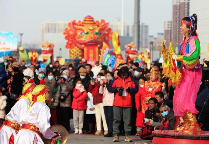 2月23日下午，全国鼓王大会展演暨石家庄第十届新春鼓王争霸赛在正太广场举行。