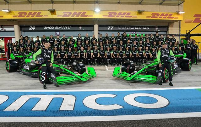 当地时间2024年2月28日，巴林巴林国际赛道，索伯车队拍摄2024赛季大合影。（图源 视觉中国）