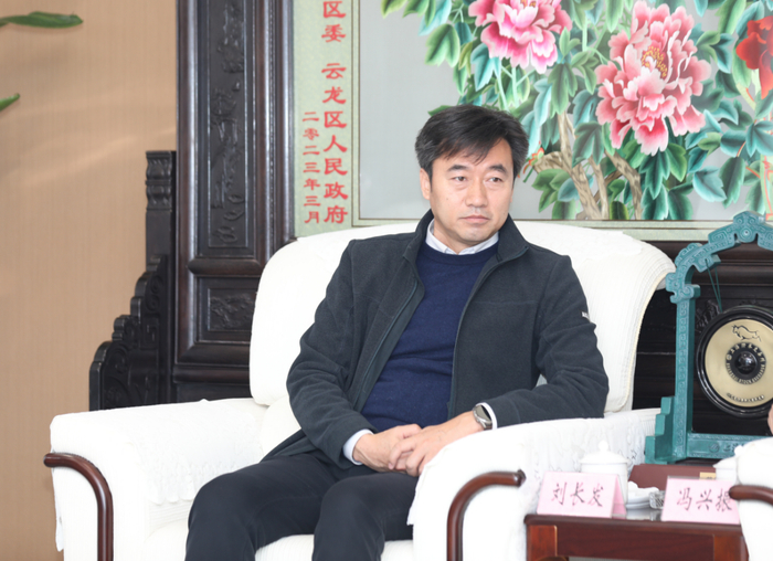 刘长发简要介绍了白银市经济社会发展情况,对徐矿集团厚重的历史文化