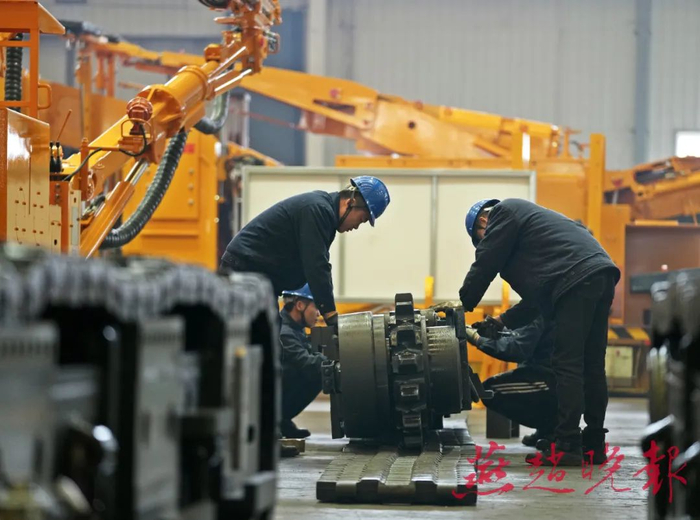2月18日，工人在石家庄煤矿机装配车间忙碌。