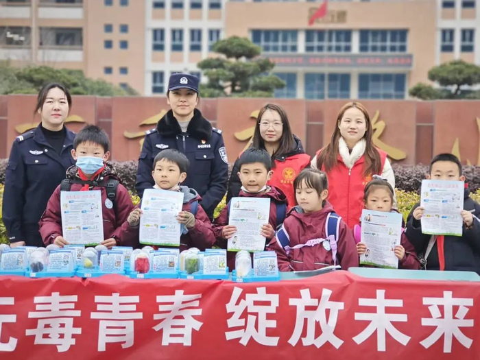 2月26日,茅箭区公安分局禁毒大队在重庆路小学"护学"的同时,以"摆摊"
