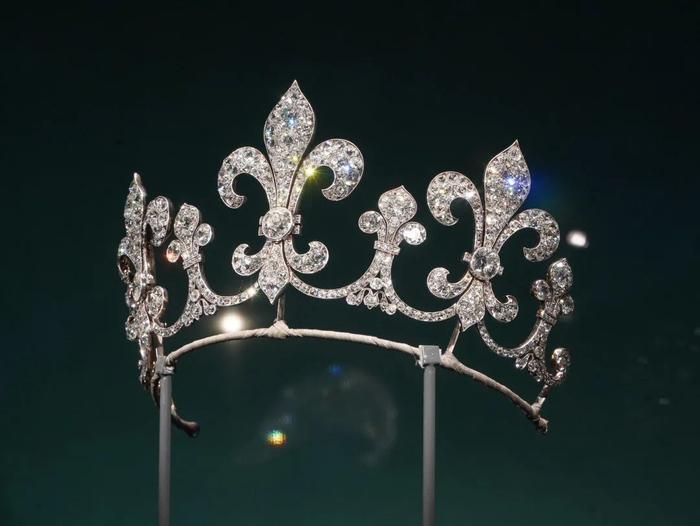 与鸢尾花一样,这顶冠冕的历经也相当有故事,它的钻石曾被镶嵌于法兰西