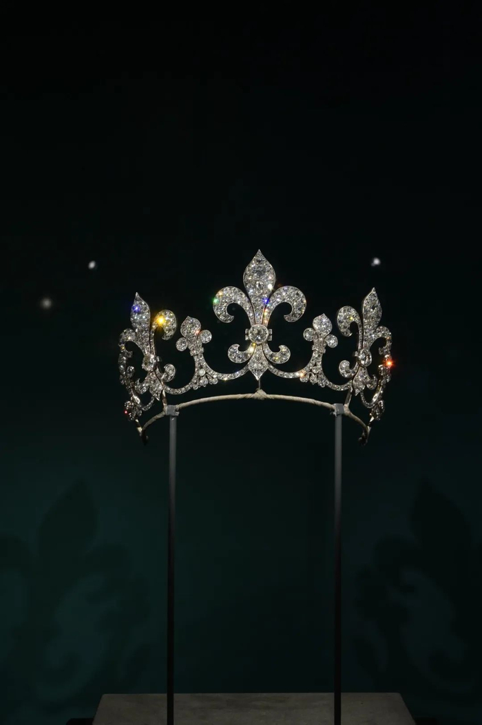 展厅里的这件百合冠冕,便来自波旁家族,它的主人曾经是波旁‐帕尔马