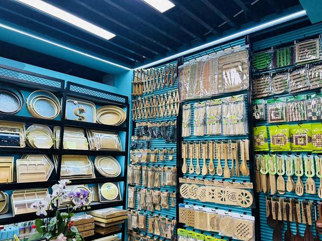 店铺内展示着竹质厨房用具等。 澎湃新闻记者 陆玫 摄
