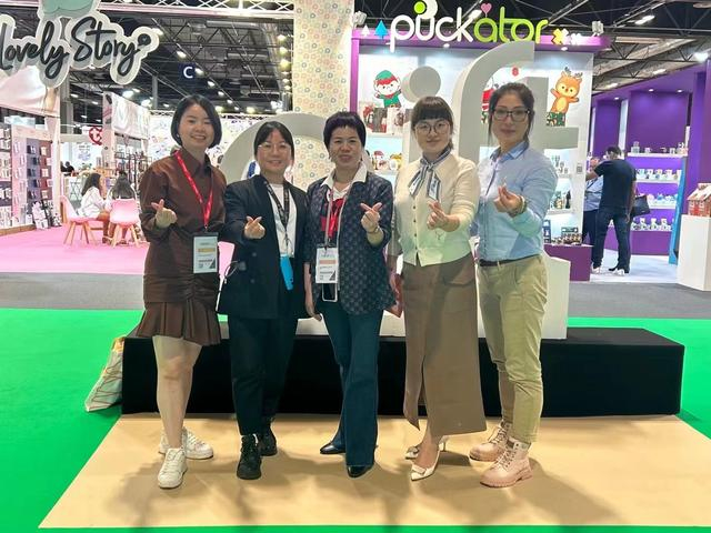 傅妙玲（右二）在马德里参展。 受访者供图