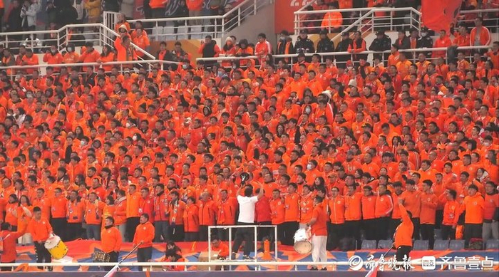中超揭幕战泰山队4:2大胜,赛后球迷和队员一起庆祝胜利|泰山队|中超