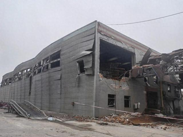 图1 爆炸后车间外场景