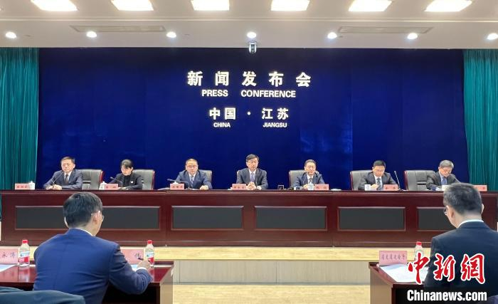 朱晓颖  摄江苏省人民政府1日召开新闻发布会,介绍了推进"水运江苏"