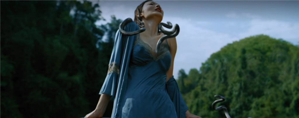 神级ip续作中国版狂蟒之灾上映比基尼美女徒手撕蛇