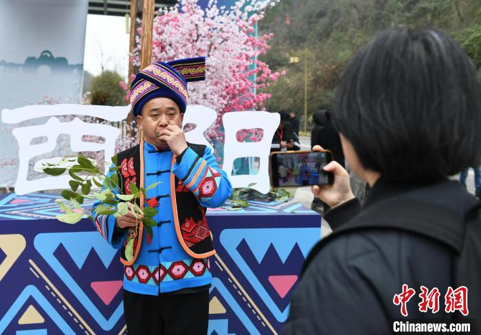 重庆酉阳举办非遗文创展西兰卡普木叶吹奏等亮相展现少数民族风情