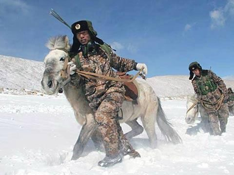面罩,手套,毛衣,防寒鞋,靴套,毛巾袜,护目镜,雪地迷彩披风等16个品种