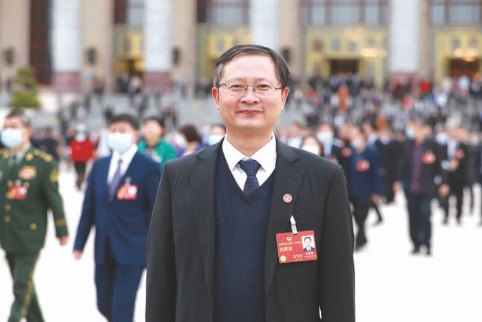 杜海峰委员提案是走出来的