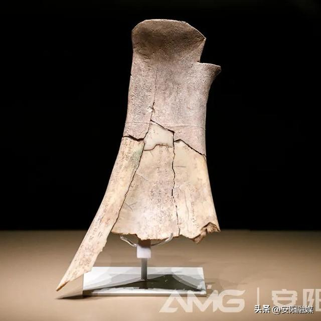 山东苏埠屯的亚醜青铜钺,湖南宁乡的四羊方尊,殷墟妇好墓的跪坐玉人等