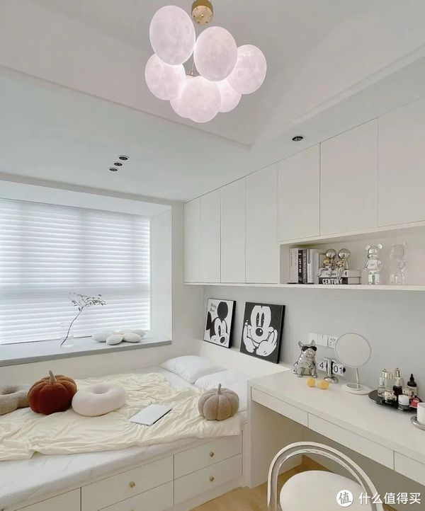 柜在卧室中安装骨架床,取代传统的榻榻米,这种设计可以有效地利用空间