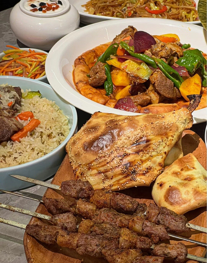 保证铺位;用车:全程旅游空调巴士;用餐:含8早7正(正餐为新疆特色美食)