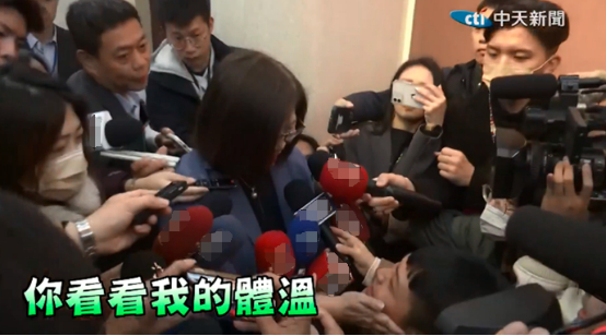 台媒极为冷血管碧玲摸男记者脸测体温引争议被批构成性骚扰